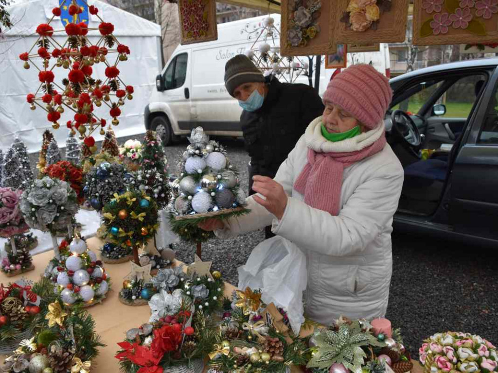 Kiermasz świąteczny i orszak Świętego Mikołaja w Gorzycach [zdjęcia]