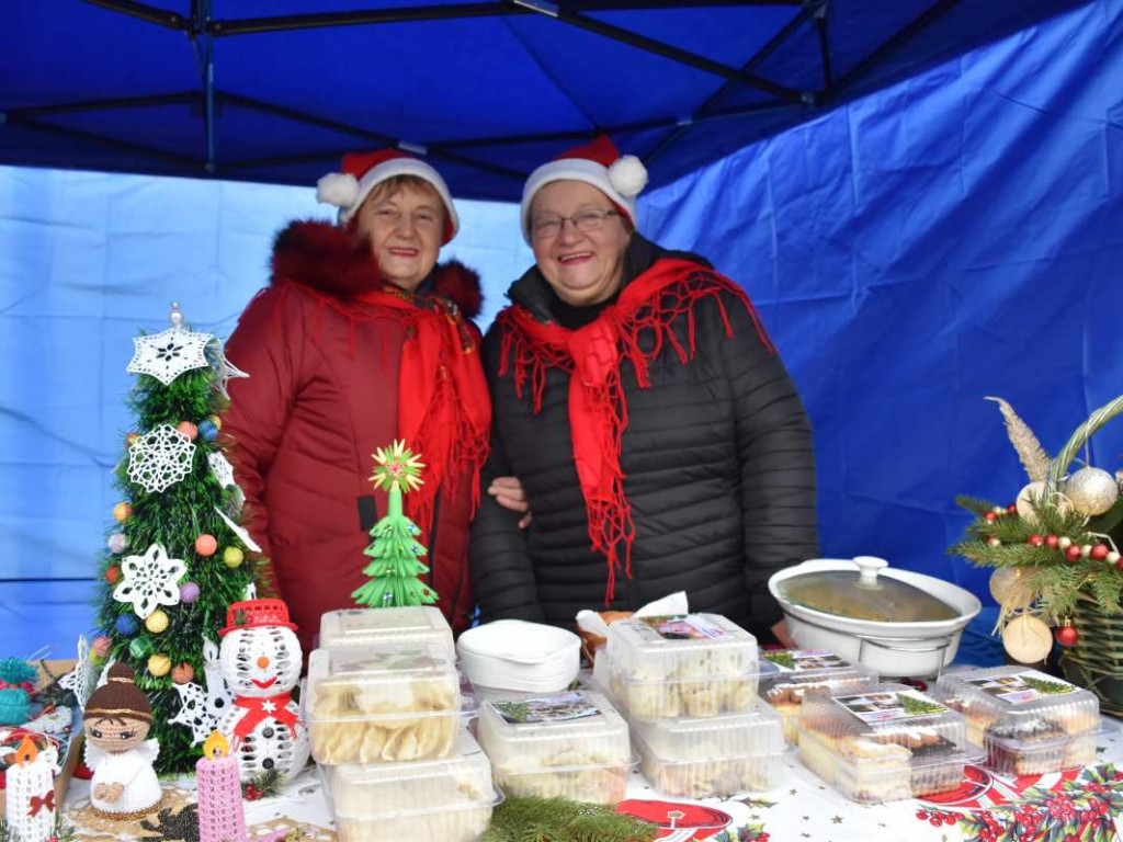 Kiermasz świąteczny i orszak Świętego Mikołaja w Gorzycach [zdjęcia]