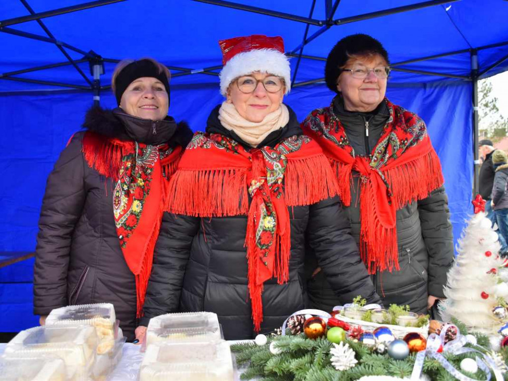 Kiermasz świąteczny i orszak Świętego Mikołaja w Gorzycach [zdjęcia]