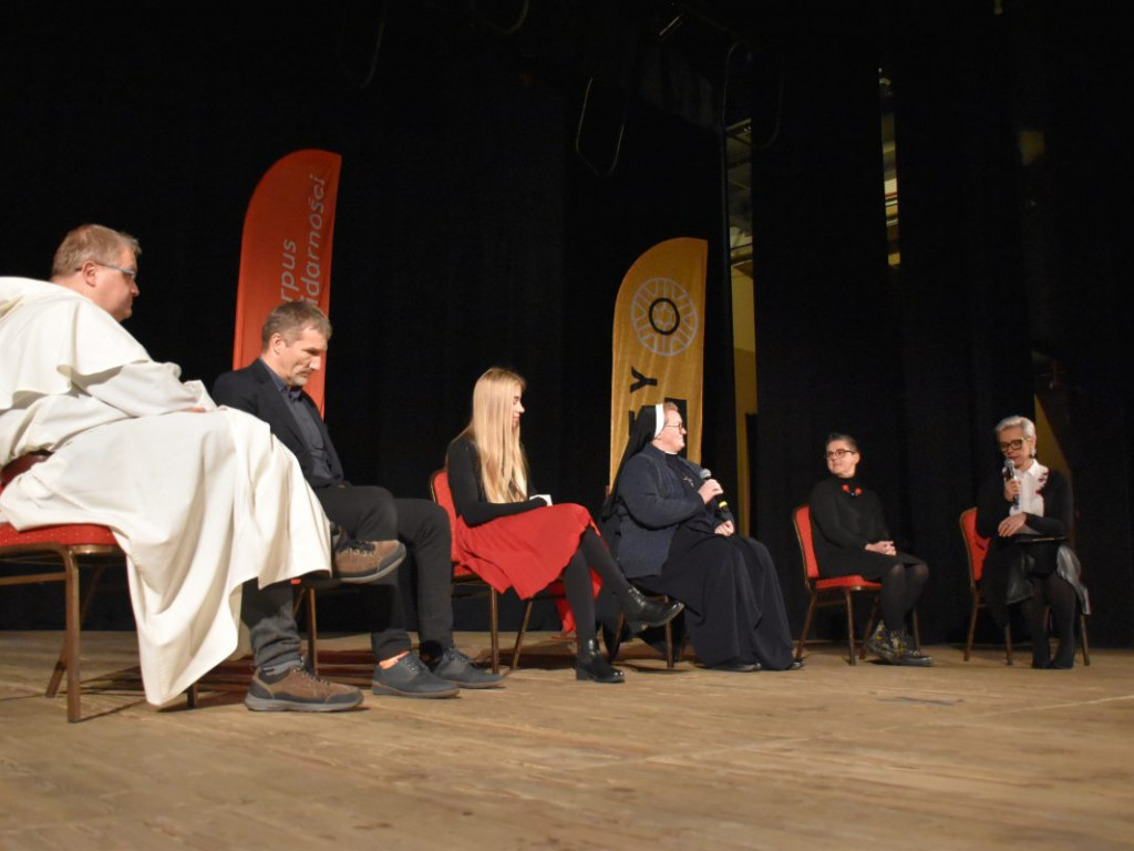 Debaty z działaczami, wolontariuszami i koncert Sviatyja. W Tarnobrzegu odbyła się I Powiatowa Gala Wolontariatu [zdjęcia]