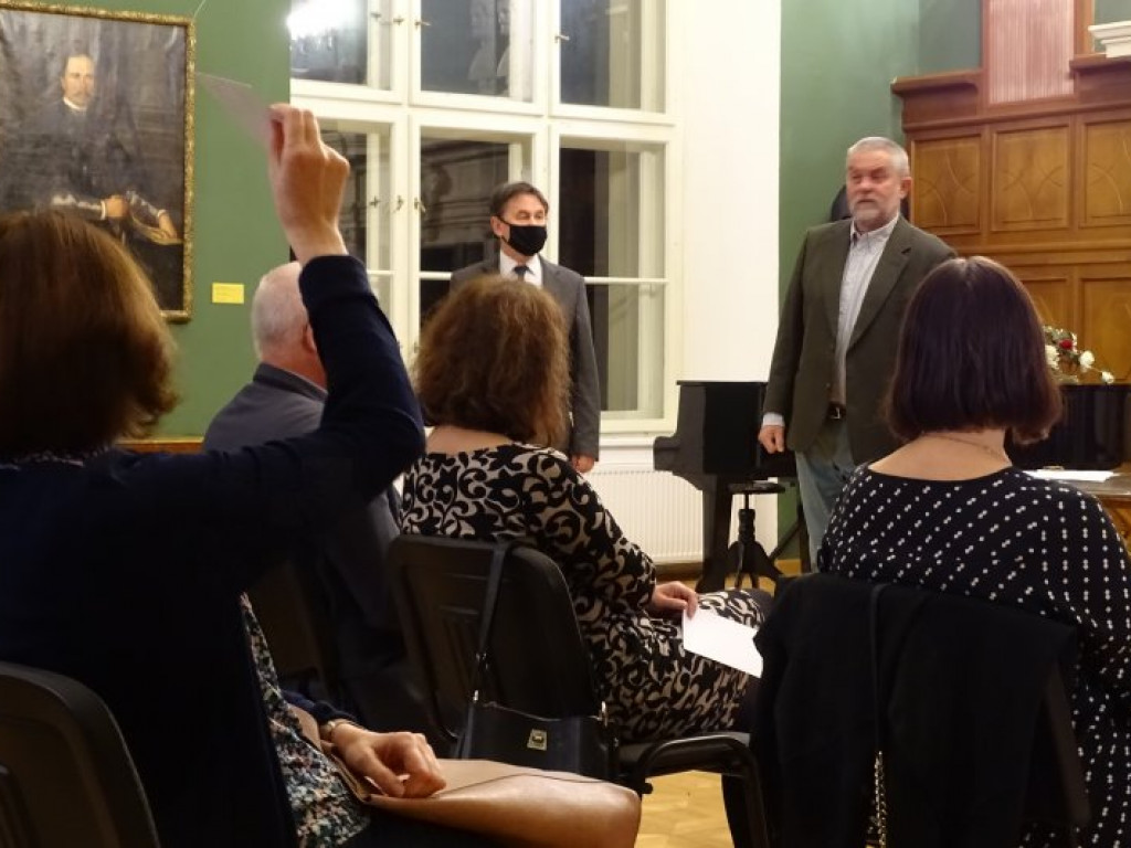 Tarnobrzeg. Aukcja obrazów w zamku. Zebrali kilkanaście tysięcy złotych na ratowanie najstarszego w regionie cmentarza [zdjęcia]