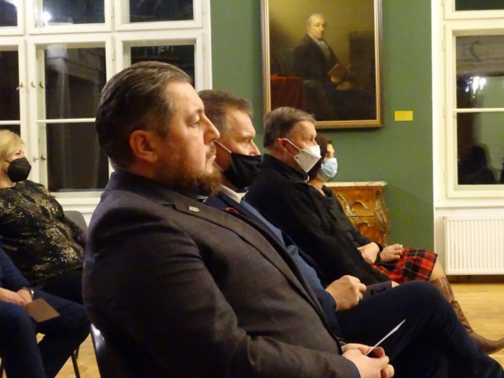 Tarnobrzeg. Aukcja obrazów w zamku. Zebrali kilkanaście tysięcy złotych na ratowanie najstarszego w regionie cmentarza [zdjęcia]