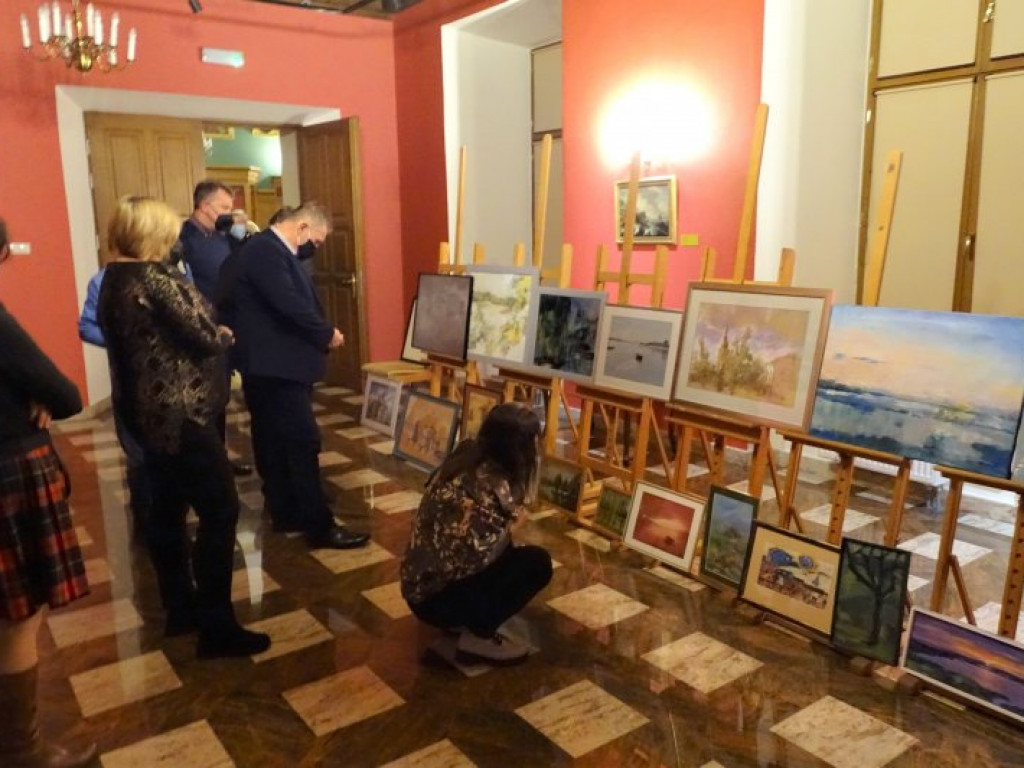 Tarnobrzeg. Aukcja obrazów w zamku. Zebrali kilkanaście tysięcy złotych na ratowanie najstarszego w regionie cmentarza [zdjęcia]