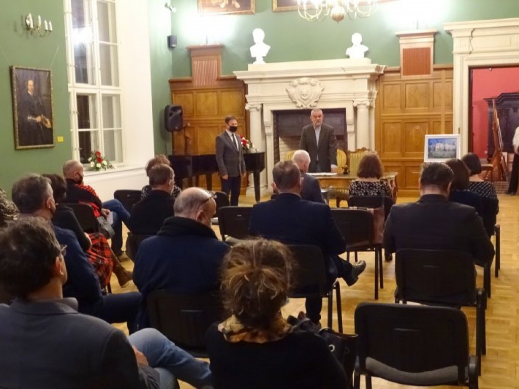 Tarnobrzeg. Aukcja obrazów w zamku. Zebrali kilkanaście tysięcy złotych na ratowanie najstarszego w regionie cmentarza [zdjęcia]