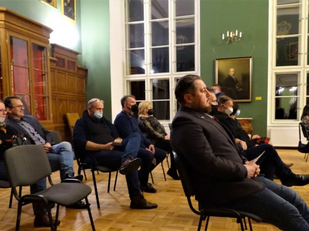 Tarnobrzeg. Aukcja obrazów w zamku. Zebrali kilkanaście tysięcy złotych na ratowanie najstarszego w regionie cmentarza [zdjęcia]