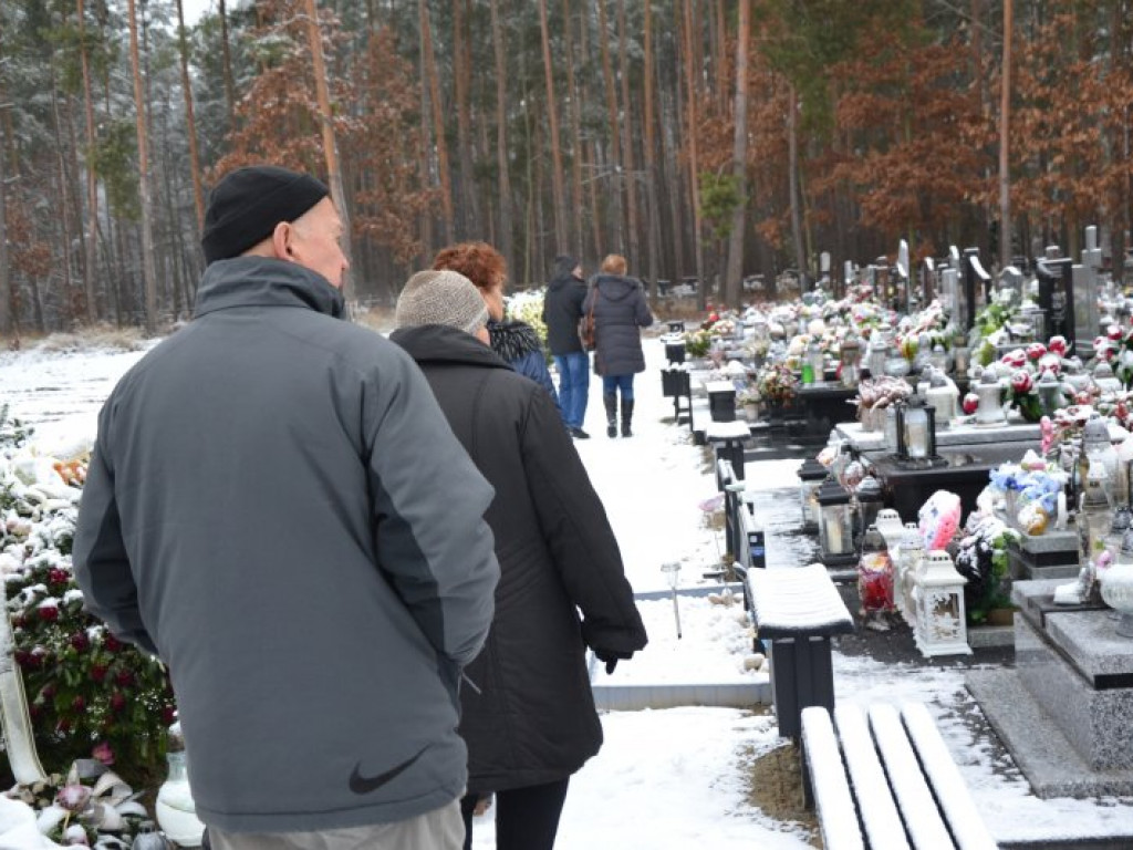 Tarnobrzeg. Ktoś uszkodził ponad 80 grobowców na cmentarzu komunalnym w Sobowie [zdjęcia]