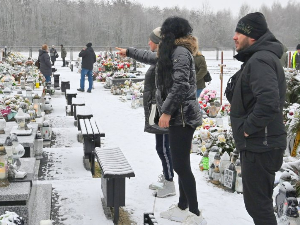 Tarnobrzeg. Ktoś uszkodził ponad 80 grobowców na cmentarzu komunalnym w Sobowie [zdjęcia]