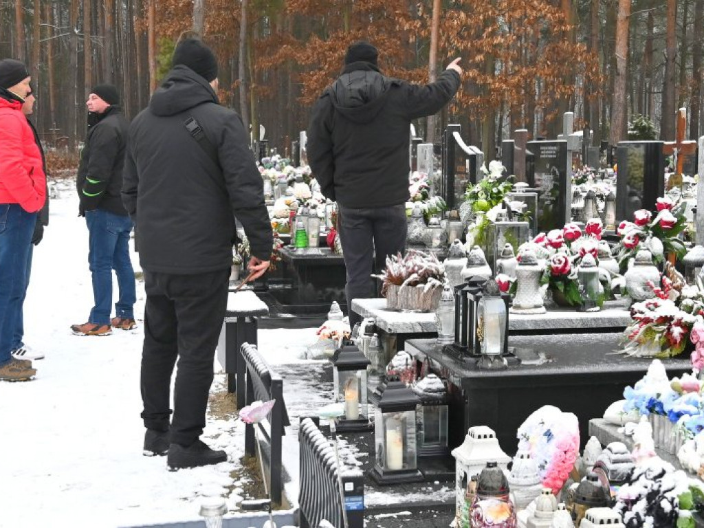 Tarnobrzeg. Ktoś uszkodził ponad 80 grobowców na cmentarzu komunalnym w Sobowie [zdjęcia]