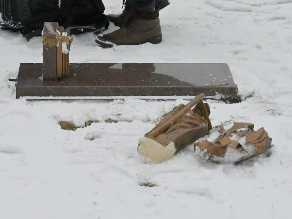 Tarnobrzeg. Ktoś uszkodził ponad 80 grobowców na cmentarzu komunalnym w Sobowie [zdjęcia]