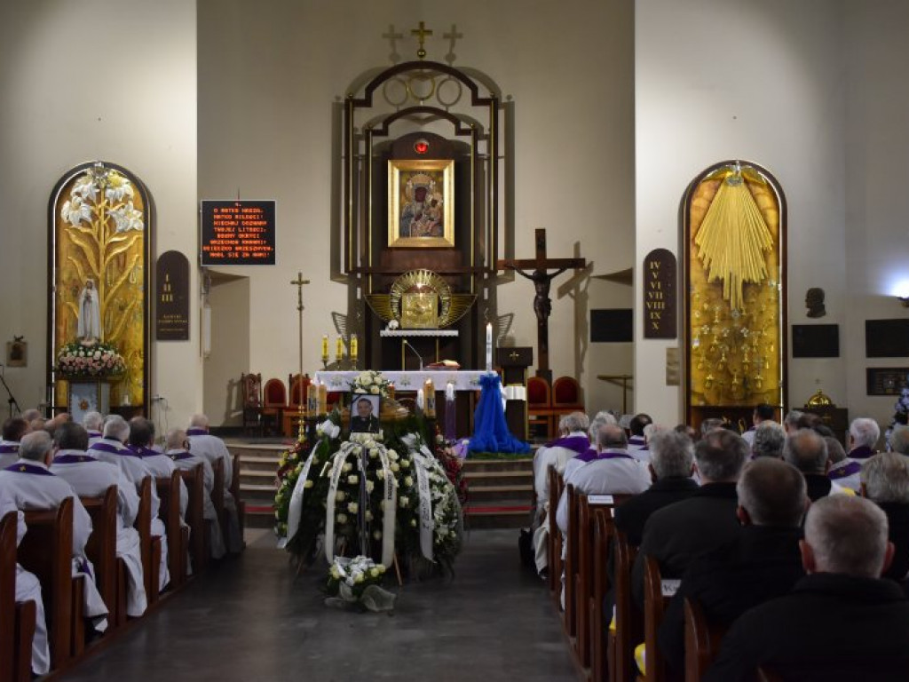 Pożegnanie ks. Mieczysława Wolanina, byłego proboszcza w Nowej Dębie [zdjęcia]