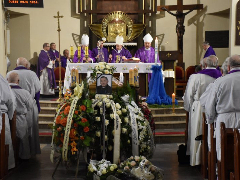 Pożegnanie ks. Mieczysława Wolanina, byłego proboszcza w Nowej Dębie [zdjęcia]