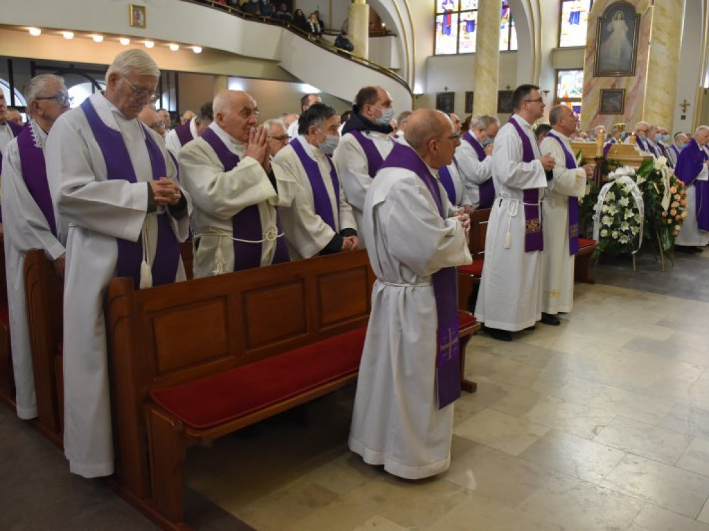 Pożegnanie ks. Mieczysława Wolanina, byłego proboszcza w Nowej Dębie [zdjęcia]