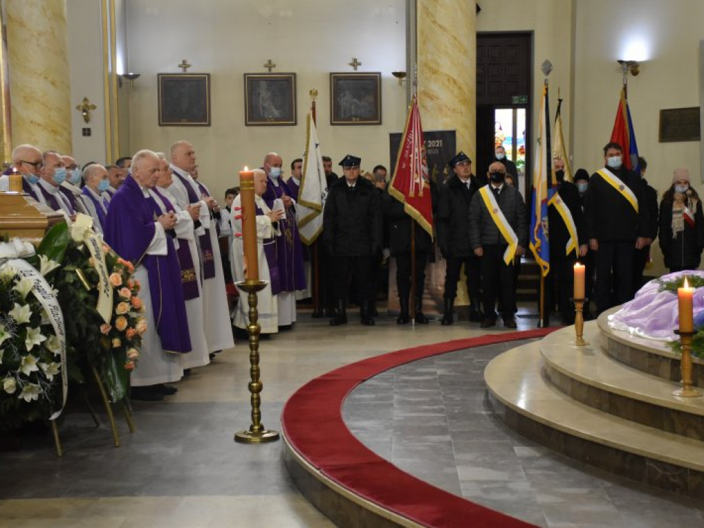 Pożegnanie ks. Mieczysława Wolanina, byłego proboszcza w Nowej Dębie [zdjęcia]