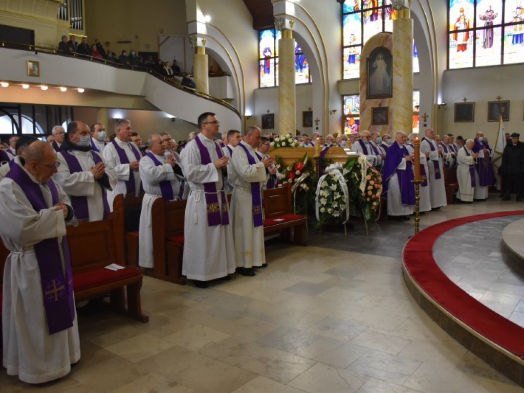 Pożegnanie ks. Mieczysława Wolanina, byłego proboszcza w Nowej Dębie [zdjęcia]
