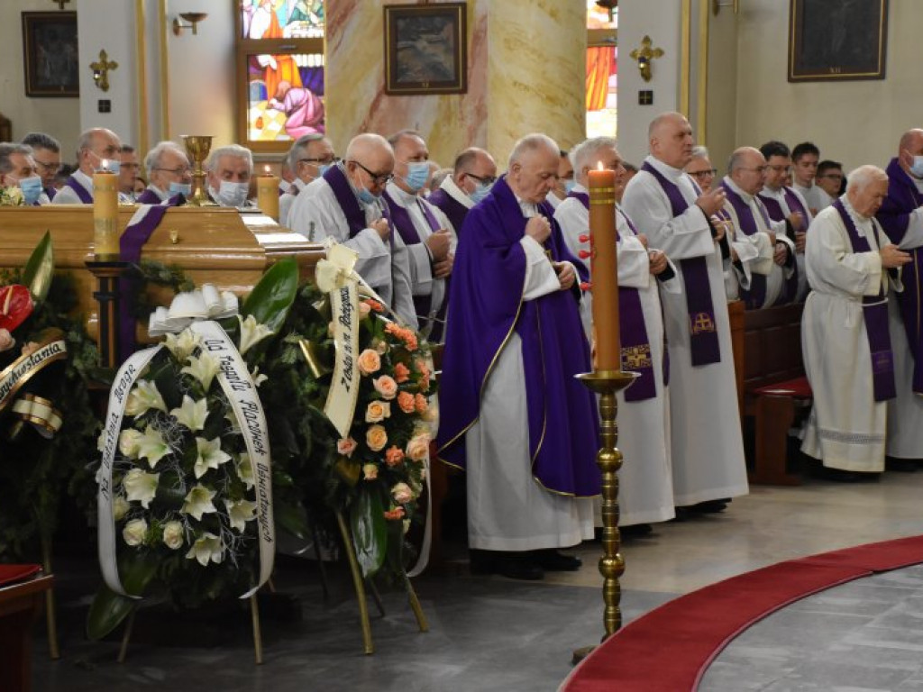 Pożegnanie ks. Mieczysława Wolanina, byłego proboszcza w Nowej Dębie [zdjęcia]