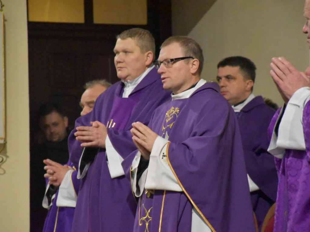 Pożegnanie ks. Mieczysława Wolanina, byłego proboszcza w Nowej Dębie [zdjęcia]