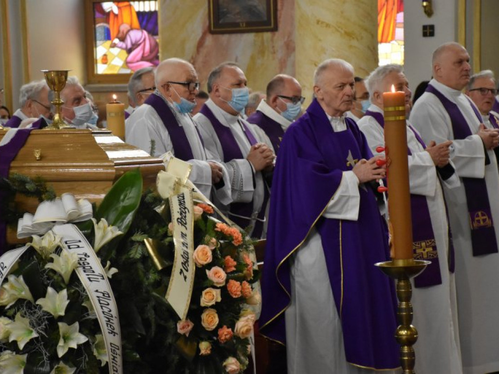 Pożegnanie ks. Mieczysława Wolanina, byłego proboszcza w Nowej Dębie [zdjęcia]