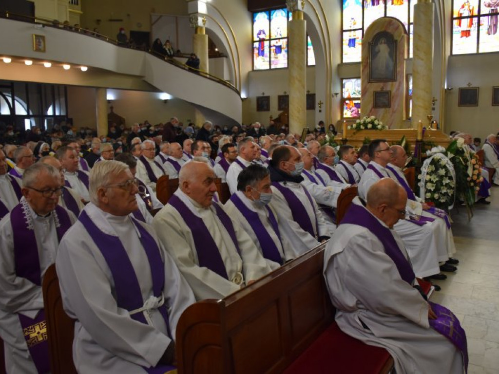 Pożegnanie ks. Mieczysława Wolanina, byłego proboszcza w Nowej Dębie [zdjęcia]