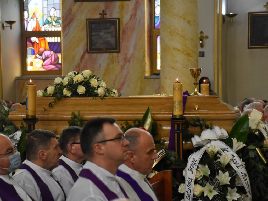 Pożegnanie ks. Mieczysława Wolanina, byłego proboszcza w Nowej Dębie [zdjęcia]