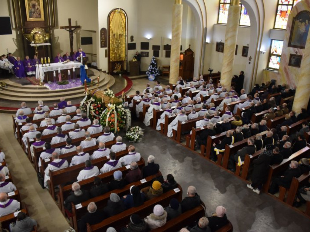 Pożegnanie ks. Mieczysława Wolanina, byłego proboszcza w Nowej Dębie [zdjęcia]