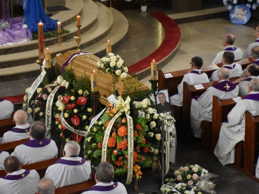 Pożegnanie ks. Mieczysława Wolanina, byłego proboszcza w Nowej Dębie [zdjęcia]