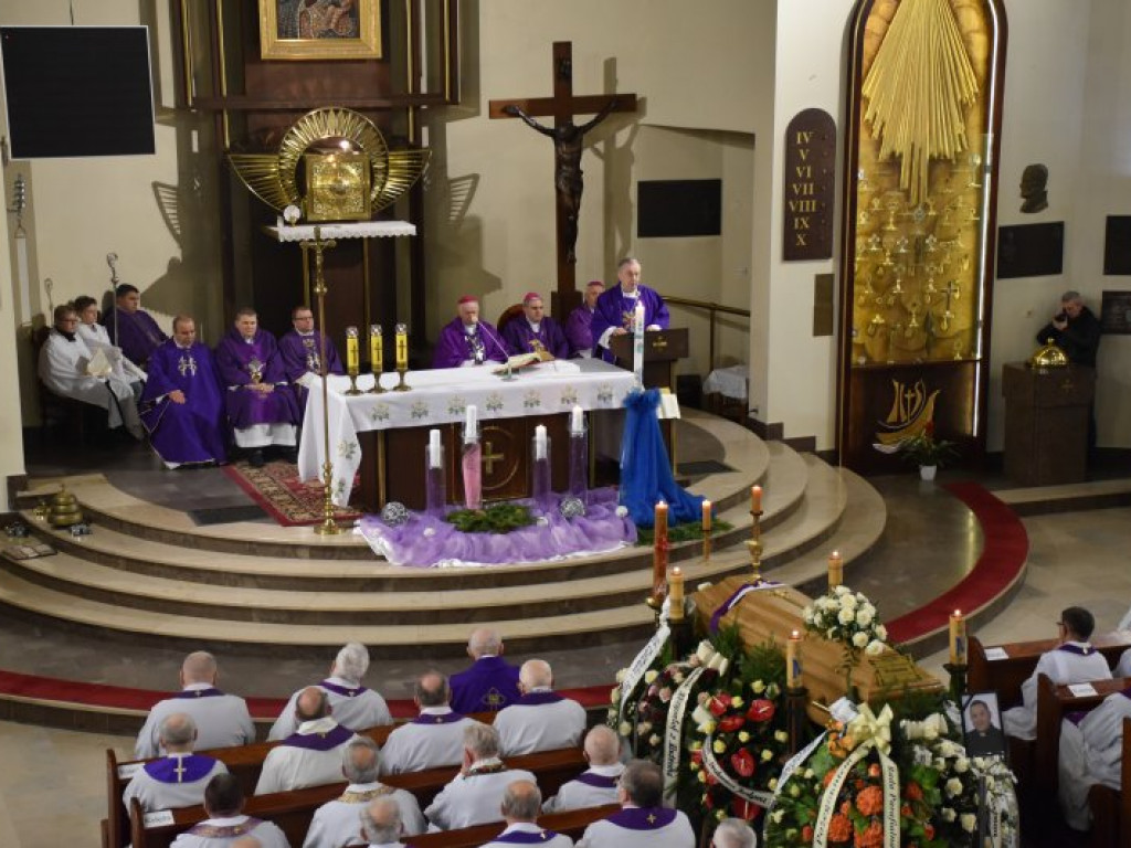 Pożegnanie ks. Mieczysława Wolanina, byłego proboszcza w Nowej Dębie [zdjęcia]