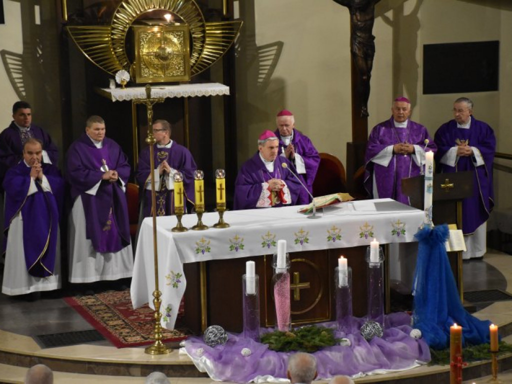 Pożegnanie ks. Mieczysława Wolanina, byłego proboszcza w Nowej Dębie [zdjęcia]