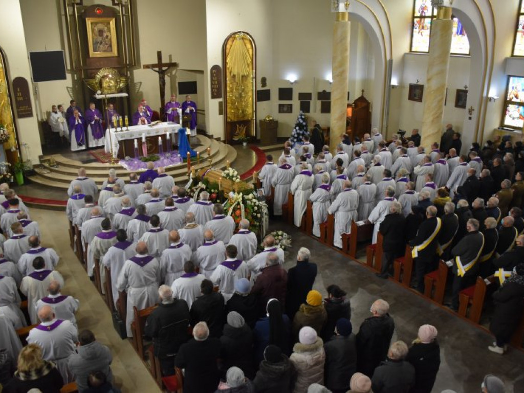 Pożegnanie ks. Mieczysława Wolanina, byłego proboszcza w Nowej Dębie [zdjęcia]