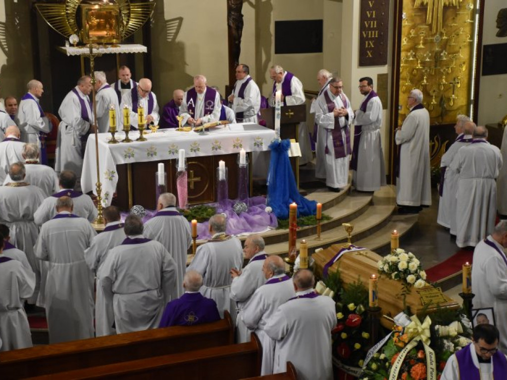 Pożegnanie ks. Mieczysława Wolanina, byłego proboszcza w Nowej Dębie [zdjęcia]