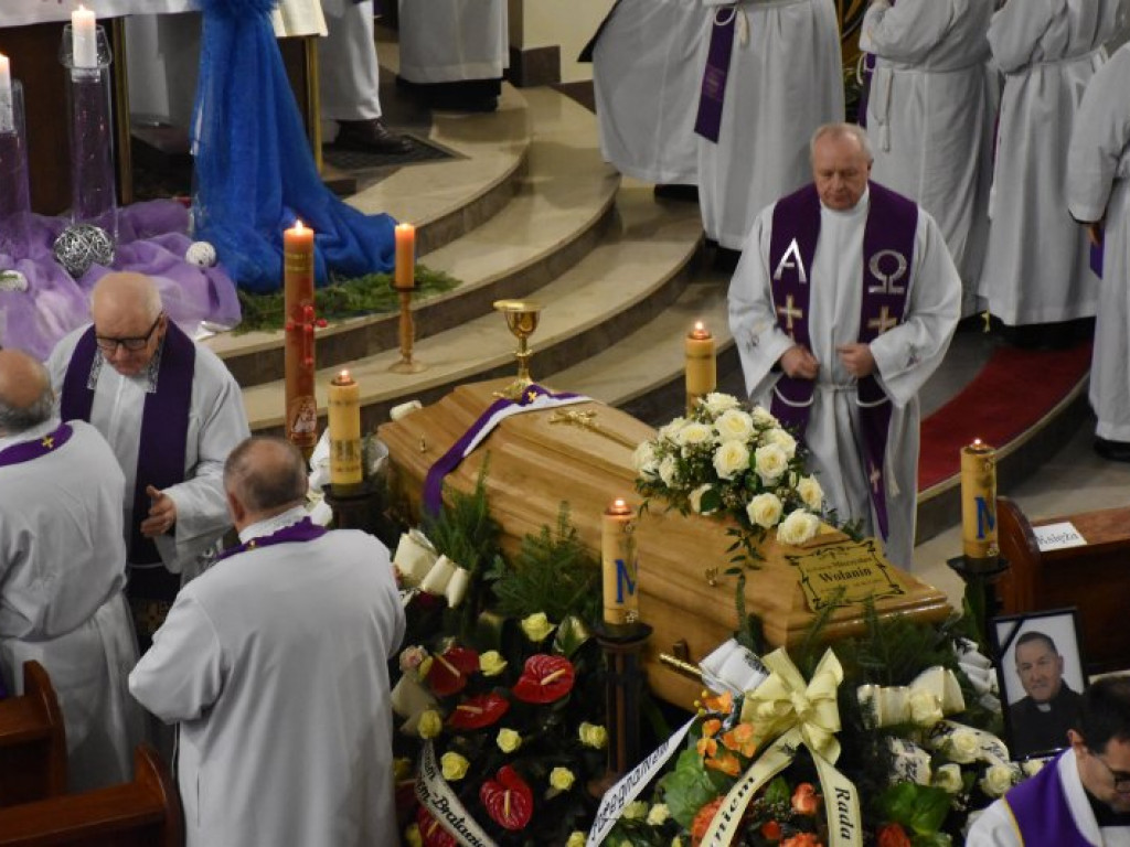 Pożegnanie ks. Mieczysława Wolanina, byłego proboszcza w Nowej Dębie [zdjęcia]