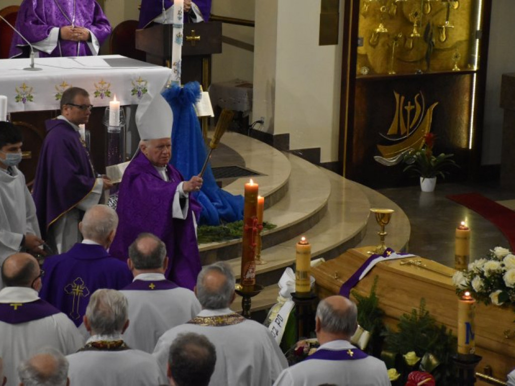 Pożegnanie ks. Mieczysława Wolanina, byłego proboszcza w Nowej Dębie [zdjęcia]