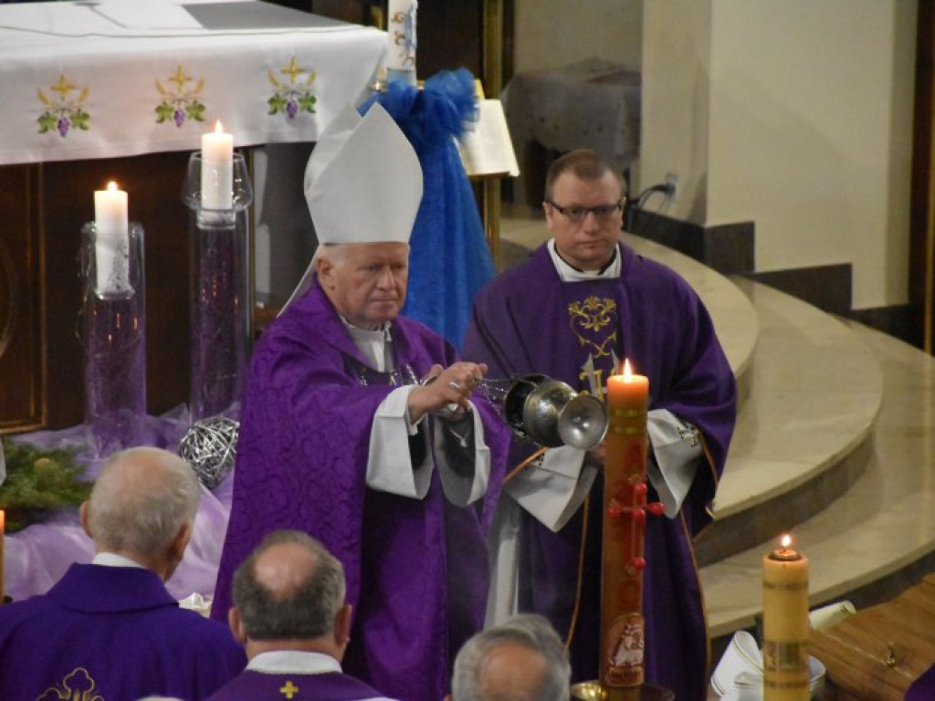 Pożegnanie ks. Mieczysława Wolanina, byłego proboszcza w Nowej Dębie [zdjęcia]