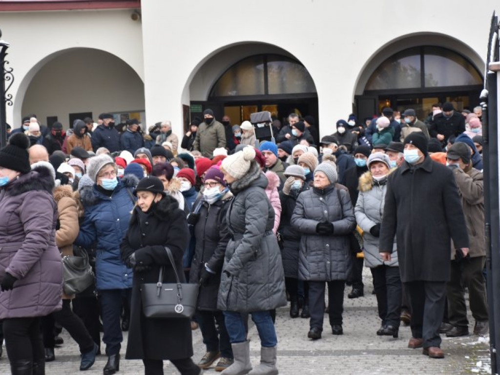 Pożegnanie ks. Mieczysława Wolanina, byłego proboszcza w Nowej Dębie [zdjęcia]