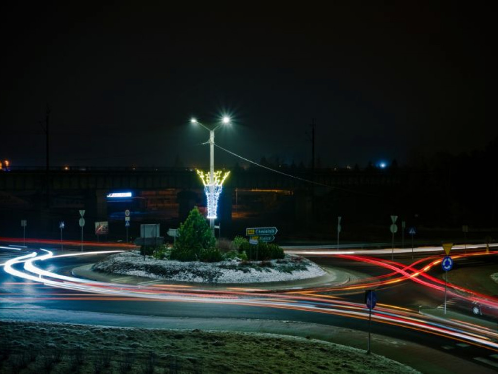 Staszów gotowy na święta. Bożonarodzeniowe iluminacje robią kolosalne wrażenie! [zdjęcia]