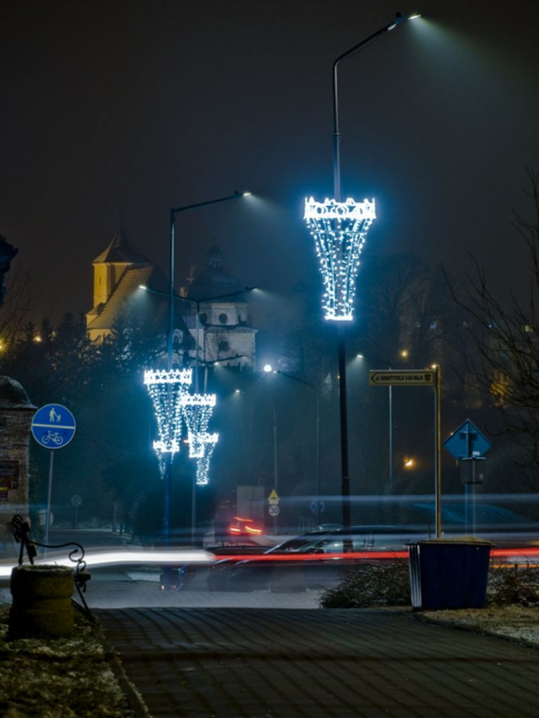 Staszów gotowy na święta. Bożonarodzeniowe iluminacje robią kolosalne wrażenie! [zdjęcia]