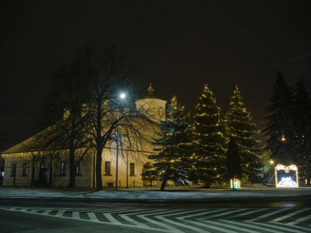 Staszów gotowy na święta. Bożonarodzeniowe iluminacje robią kolosalne wrażenie! [zdjęcia]