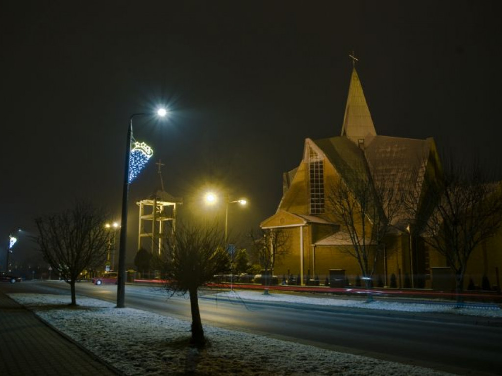 Staszów gotowy na święta. Bożonarodzeniowe iluminacje robią kolosalne wrażenie! [zdjęcia]