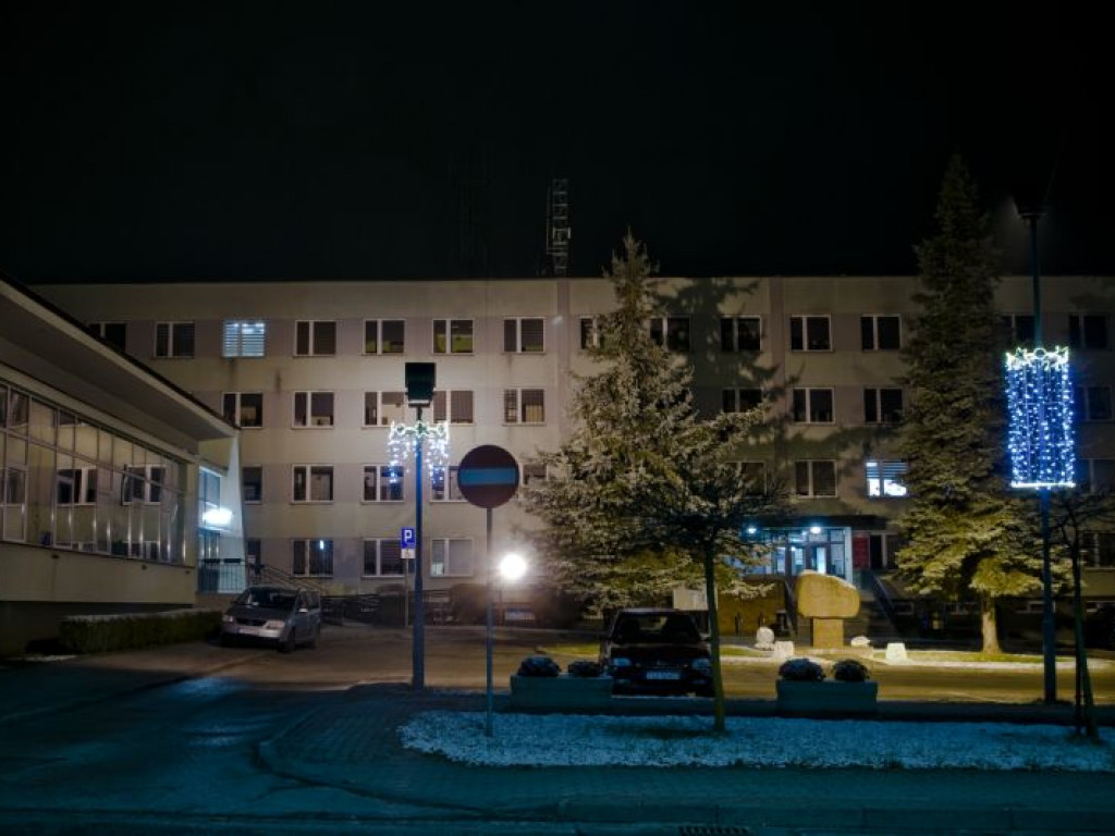 Staszów gotowy na święta. Bożonarodzeniowe iluminacje robią kolosalne wrażenie! [zdjęcia]
