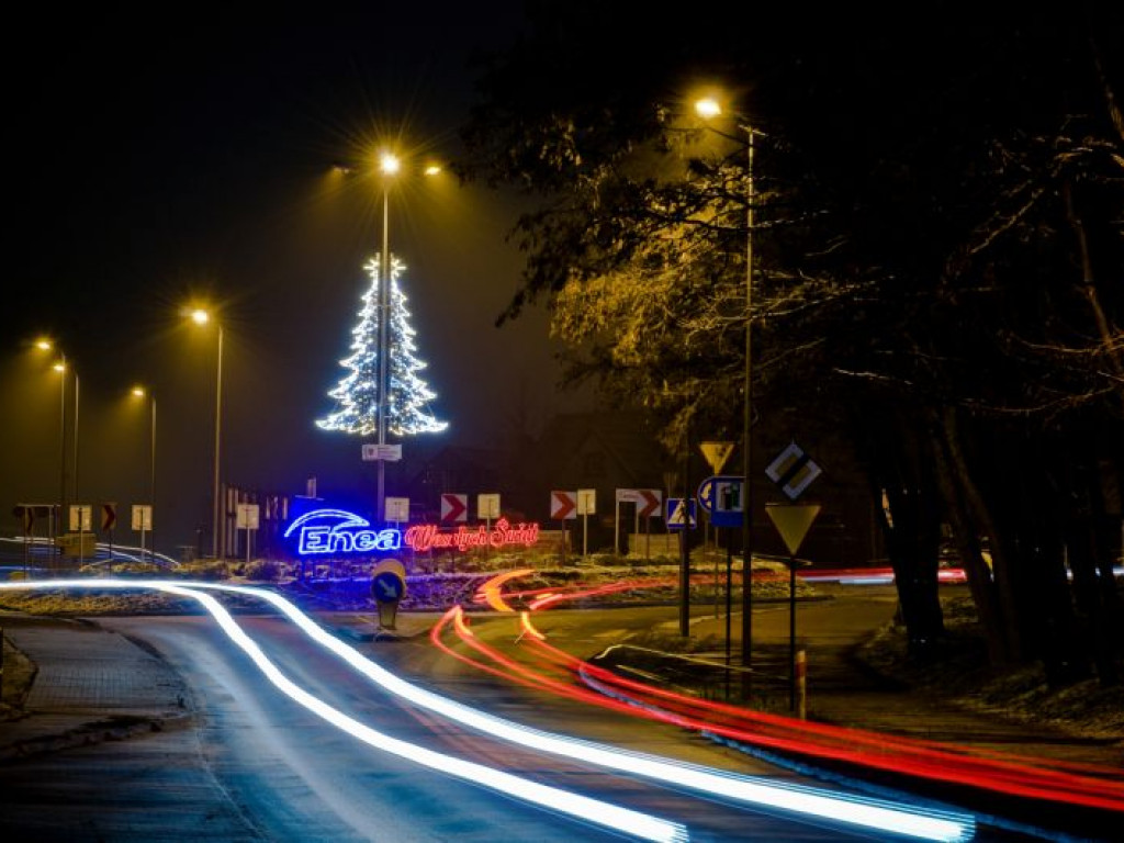 Staszów gotowy na święta. Bożonarodzeniowe iluminacje robią kolosalne wrażenie! [zdjęcia]