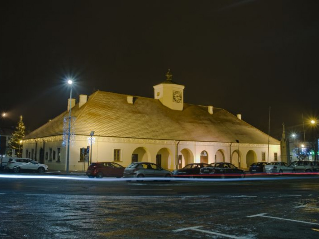Staszów gotowy na święta. Bożonarodzeniowe iluminacje robią kolosalne wrażenie! [zdjęcia]