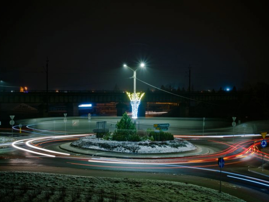 Staszów gotowy na święta. Bożonarodzeniowe iluminacje robią kolosalne wrażenie! [zdjęcia]
