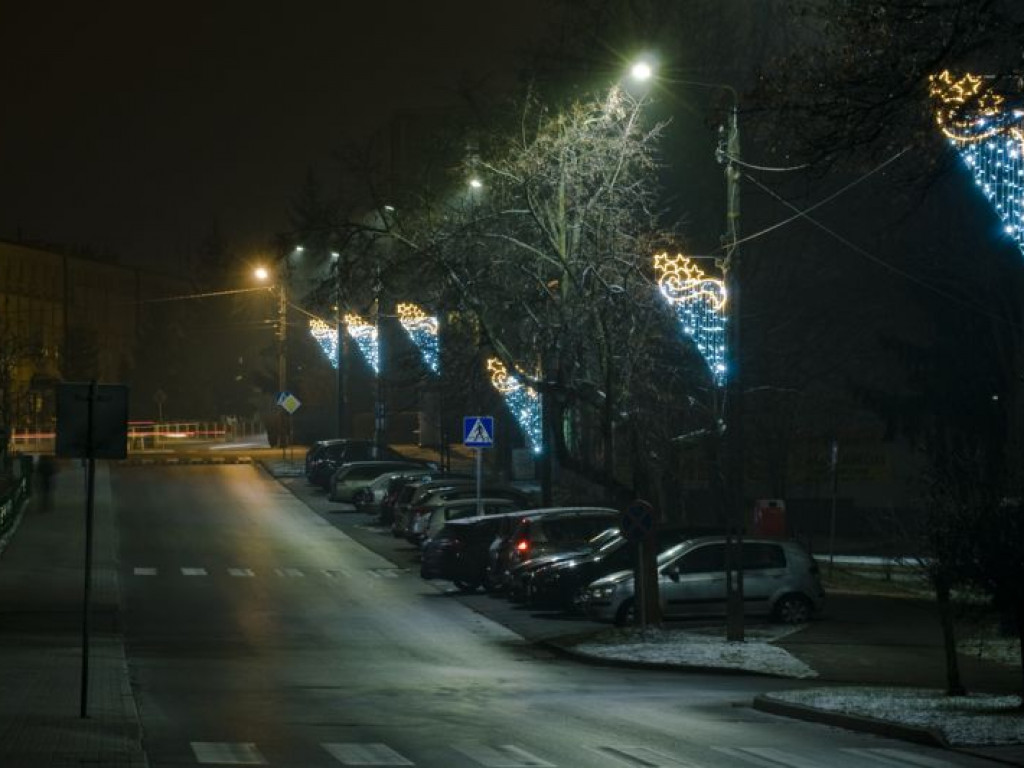 Staszów gotowy na święta. Bożonarodzeniowe iluminacje robią kolosalne wrażenie! [zdjęcia]