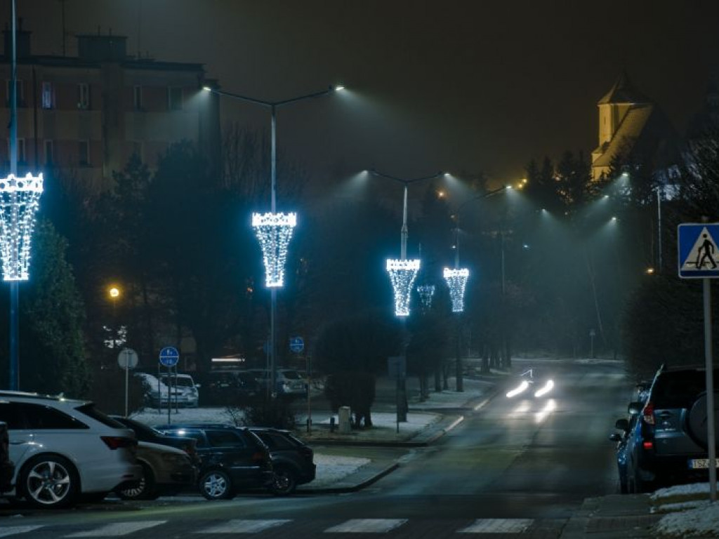 Staszów gotowy na święta. Bożonarodzeniowe iluminacje robią kolosalne wrażenie! [zdjęcia]