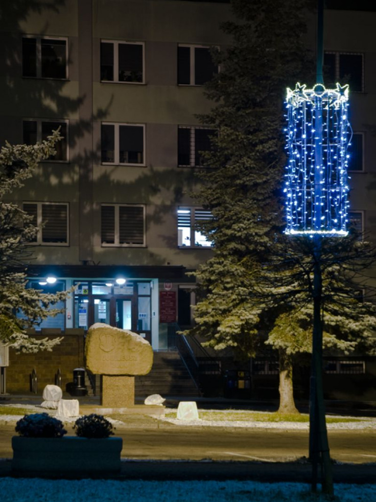 Staszów gotowy na święta. Bożonarodzeniowe iluminacje robią kolosalne wrażenie! [zdjęcia]