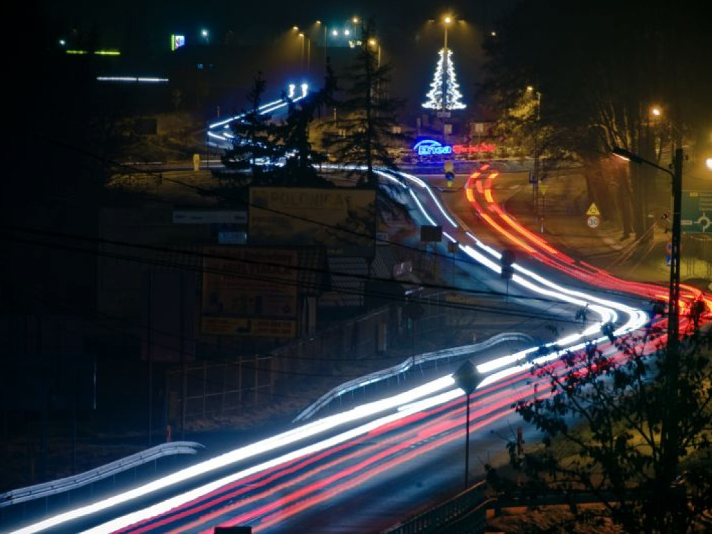 Staszów gotowy na święta. Bożonarodzeniowe iluminacje robią kolosalne wrażenie! [zdjęcia]