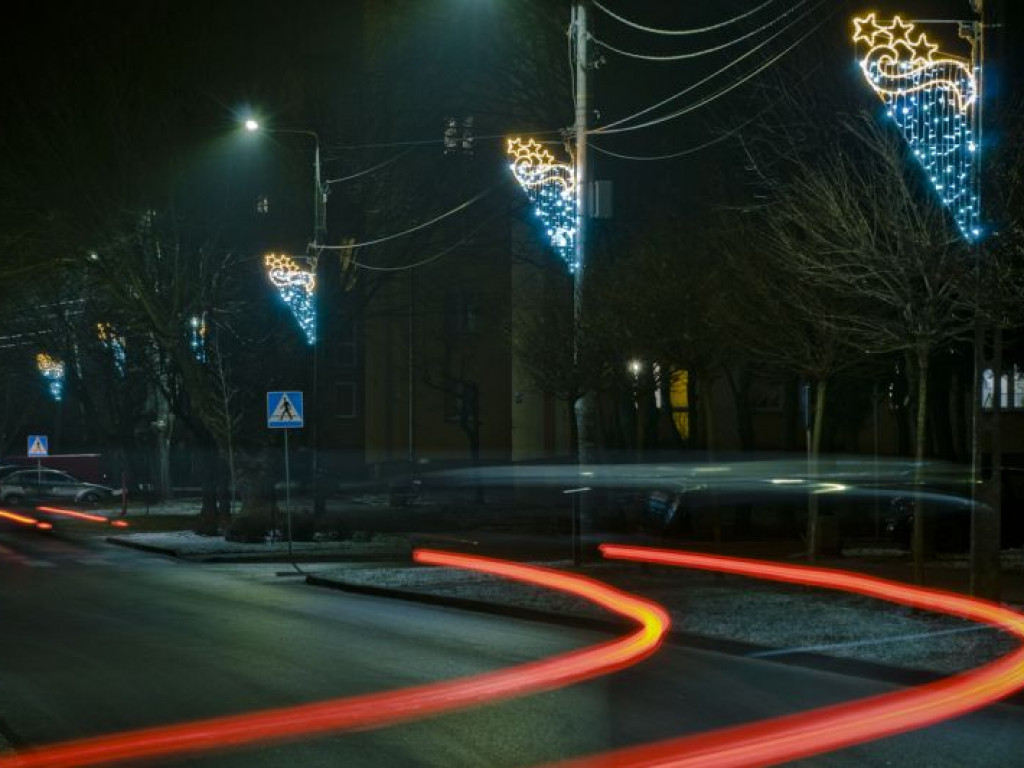 Staszów gotowy na święta. Bożonarodzeniowe iluminacje robią kolosalne wrażenie! [zdjęcia]