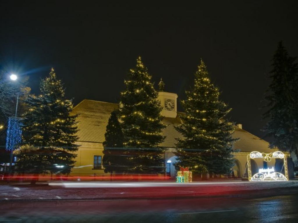 Staszów gotowy na święta. Bożonarodzeniowe iluminacje robią kolosalne wrażenie! [zdjęcia]