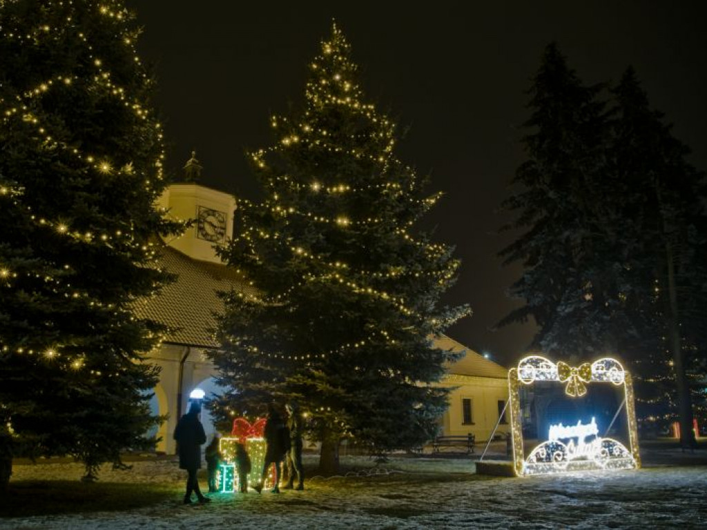 Staszów gotowy na święta. Bożonarodzeniowe iluminacje robią kolosalne wrażenie! [zdjęcia]