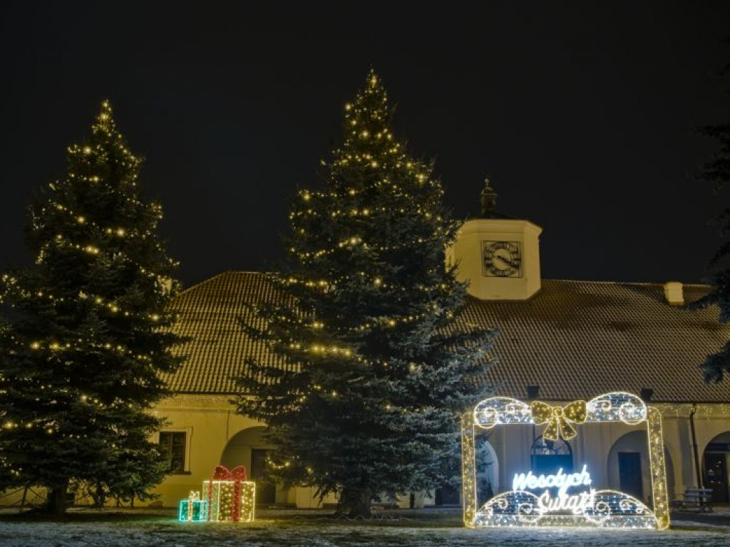 Staszów gotowy na święta. Bożonarodzeniowe iluminacje robią kolosalne wrażenie! [zdjęcia]