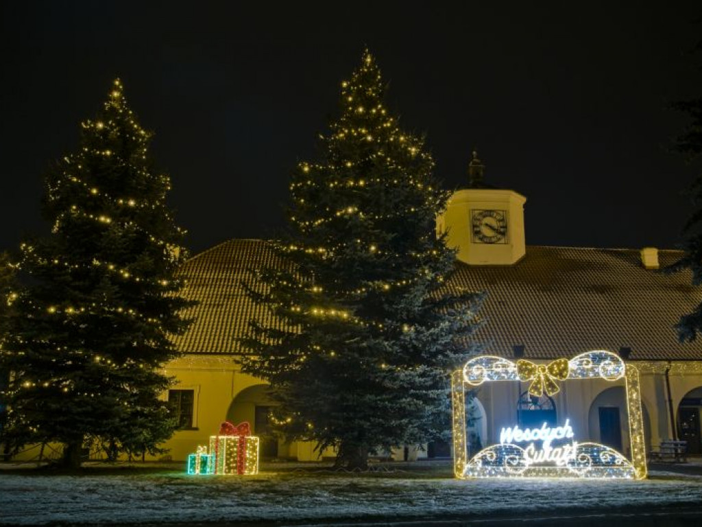 Staszów gotowy na święta. Bożonarodzeniowe iluminacje robią kolosalne wrażenie! [zdjęcia]